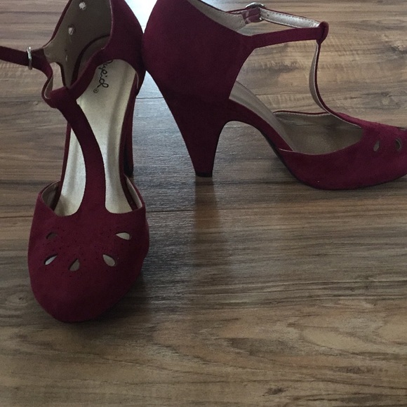 Burgundy T-strap shoes (Nadine-88x shoes by Qupid) - Picture 5 of 5